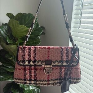 RARE BURBERRY
WOOL NOVA KEY
HANDBAG